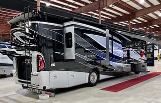 Luxury Coach - Quiet Diesel Pusher - Starlink