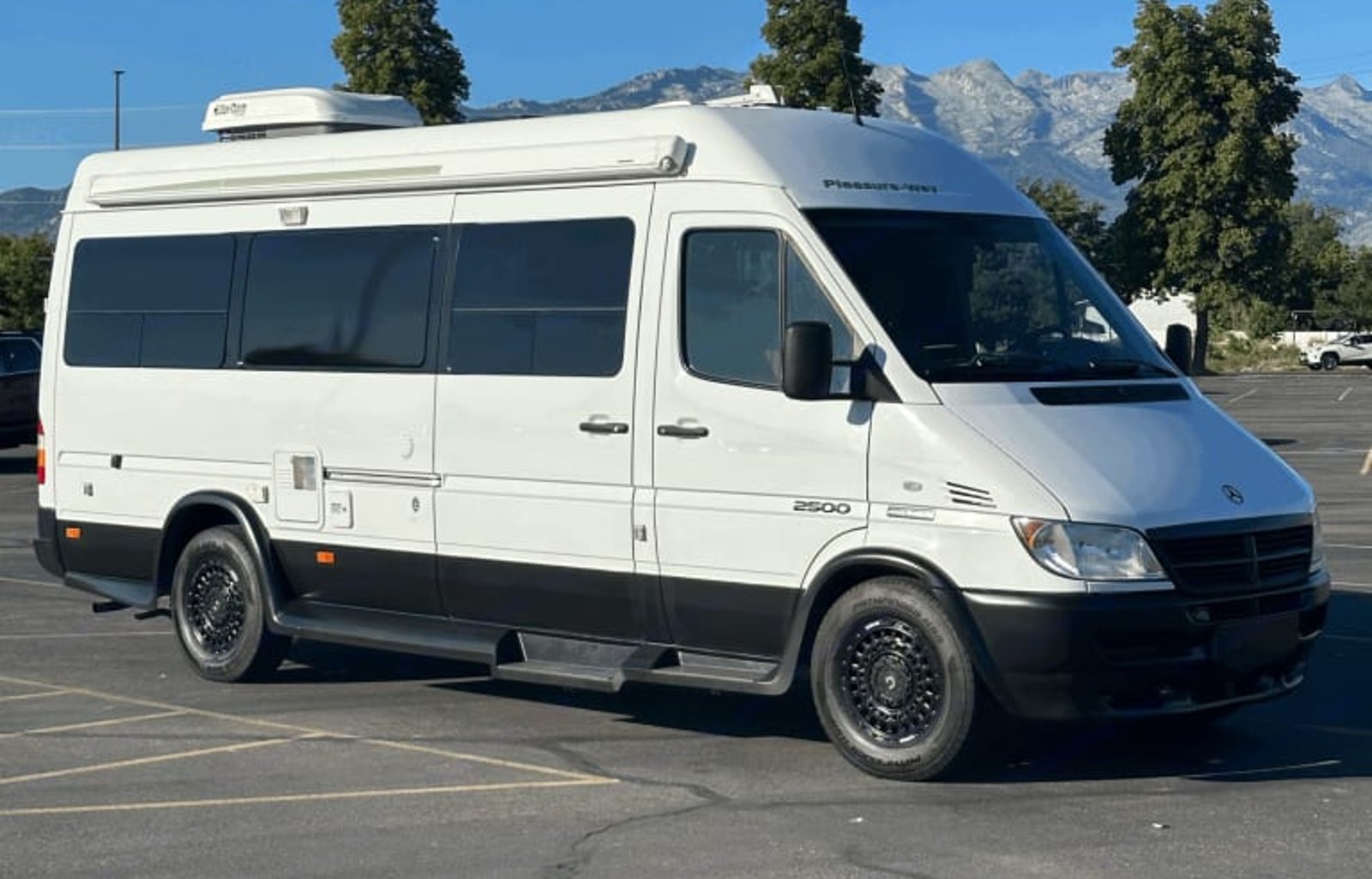Perfect For 2 - Big Bed, Bathroom, Kitchen, 22MPG