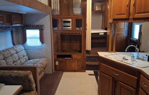2001 Sandpiper 300BH RV rental photo 3