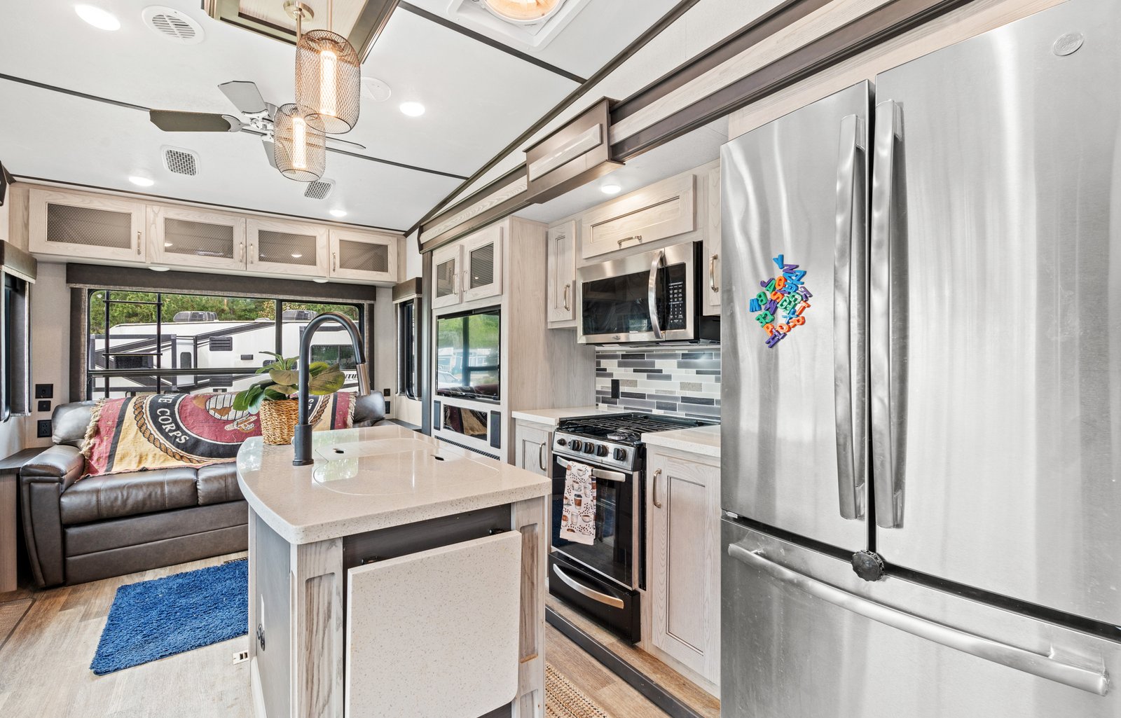 2 Brm w/a loft Coastal Adventure 5th wheel retreat