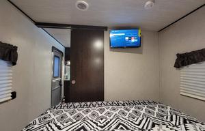 ★Full Size BUNKS★Private Queen Room★Exit 407