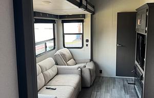 **Campy the SUPER COOL pet friendly 5th Wheel**