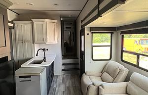 **Campy the SUPER COOL pet friendly 5th Wheel**