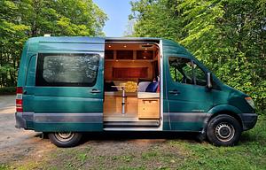 Edgar: Converted Sprinter Van * Pet Friendly *