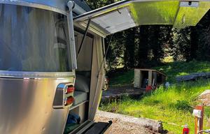 27 foot international - Power awning, Rear Hatch!