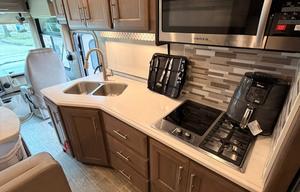 2021 Thor Motor Coach Miramar 37.1