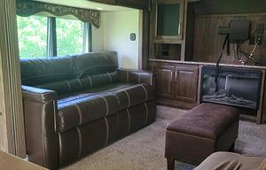 2016 Cougar 337FLS RV rental photo 12