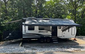 Travel Trailer / Toy Hauler / Sleeps 6 / Rear Deck
