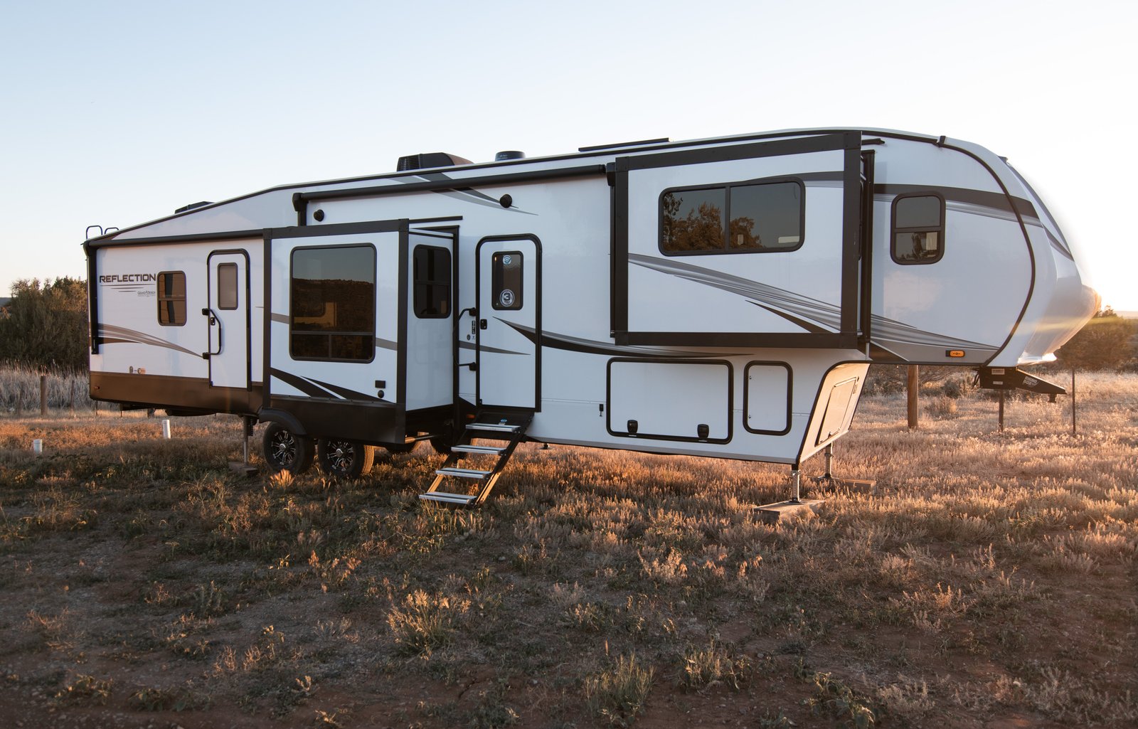 Brand New Grand Design 2023 Fifth Wheel