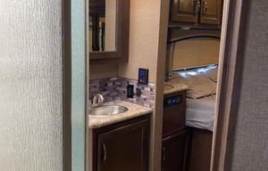 Easy to drive 2017 Thor Chateau 31E bunkhouse