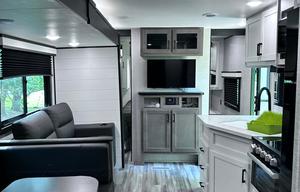 2024 Jay Flight 324BDS RV rental photo 6