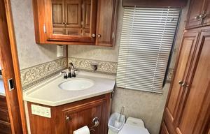 Palace on wheels! -2005 Revolution LE 40 ft