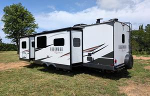 Rockwood Ultra Lite | Modern, Spacious and Cozy