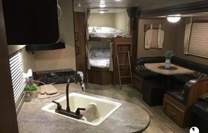 3 BEDS SPACIOUS AND COMFY DISCOUNT M2M AVAILABLE