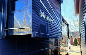 Luxury Winnebago Adventurer – Drive, Camp or Glamp