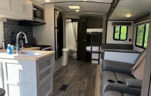 The Hitch Hiker, 32 ft. bunkhouse, 30 amp sleeps 8