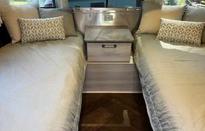 27 foot international - Power awning, Rear Hatch!