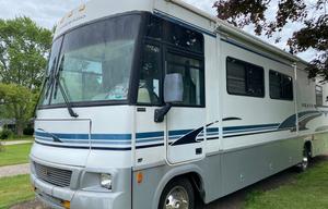 2005 Winnebago Brave 32 RV rental photo 2