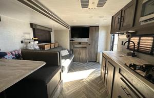 Turn Key stocked 33' bunk house travel Trailer