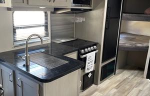 Raymond's Prime Time 24DBS Travel Trailer