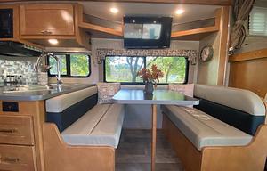 2019 Winnebago Minnie Winnie 31G *Pet Friendly!*