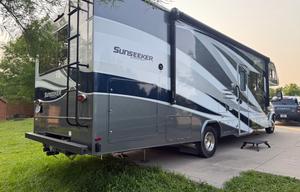 Spacious and Comfortable Class C Motorhome!