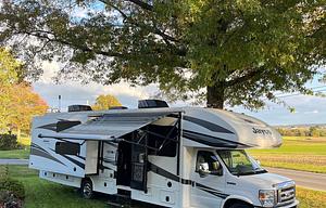 The Queen Bea: Class C 2018 Jayco Greyhawk 31FS