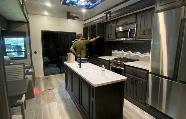 2021 DRV Luxury Suites FullHouse JX450