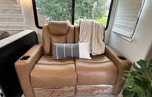 2024 Luxurious, Loaded & Spacious 2 Bdrm Pets Free