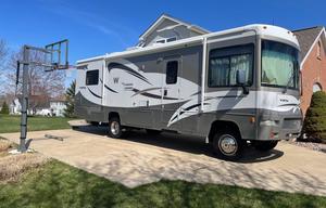 Winnebago Vista - Fully Stocked and clean!