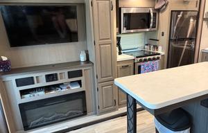 Special Labor Day Pricing!!!     5th Wheel Living