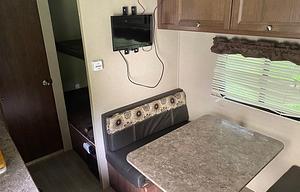2016 Dutchmen RV Coleman Light CTS17FQ RV rental photo 4