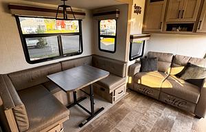 Modern Fifth Wheel – Your Home on the Road