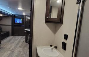 ★Full Size BUNKS★Private Queen Room★Exit 407