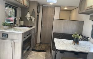 2023 Coleman 17 B Lantern LT