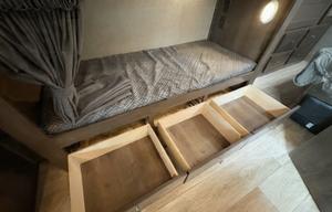 Easy to Drive Spacious RV - Only 3000 Miles on it!