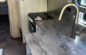 27 foot international - Power awning, Rear Hatch!