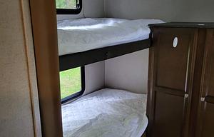 MoJo's 2018 Coachmen Freedom Express 29SE Sleeps 9