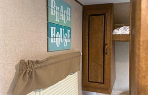Zinger 2 room  bunk house. Delivery only