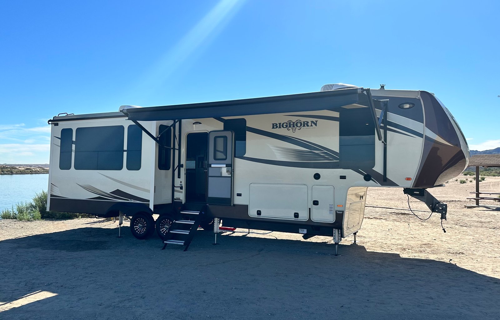 Clean and Comfortable 39’ Heartland Bighorn 3575EL