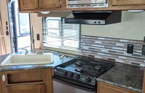 28' SUMMERLAND SLEEPS 10 COMES FULLY STOCKED