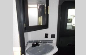 32 ft SMART HOME CAMPER WiTH HOT TUB & MESAGE CHAiR