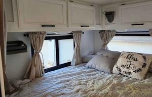 Modern Remodeled RV! Gateway to Sequoia, Sleeps 5