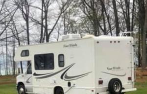 Adventure Awaits in This 2004 Thor Motor Coach!!