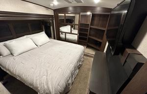 Glamping at its finest! Jayco Luxury sleeps 9!