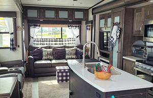 2020 Montana High Country 38' Glamper