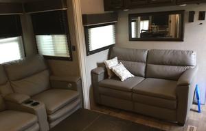 Prince RV Castle  /2020 Jayco Eagle 319MLOK