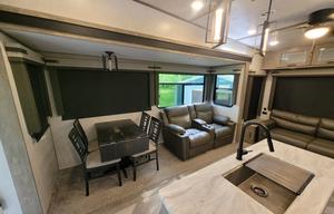 Full Sized Fifth Wheel for Full Time Fun