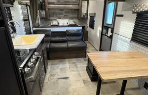 2020 Coleman Lantern 28ft Trailer