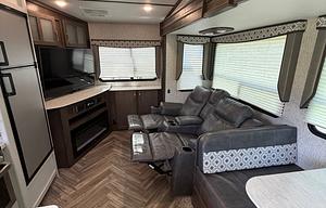2021 Dutchmen 2503REF – Modern and Comfortable